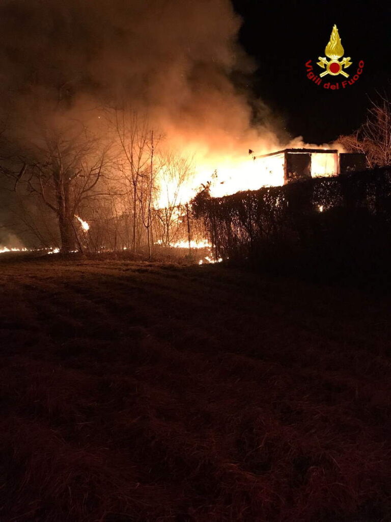 VILLARDORA – Incendio rimorchio parcheggiato in un deposito lungo la SS24 1 VILLARDORA – Incendio rimorchio parcheggiato in un deposito lungo la SS24