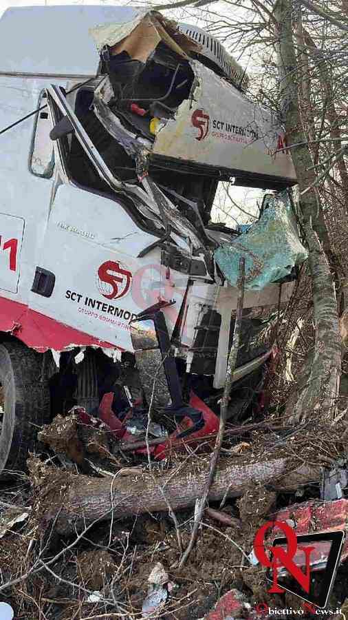 FRONT – Incidente sulla Sp13: camion esce di strada (FOTO E VIDEO)
