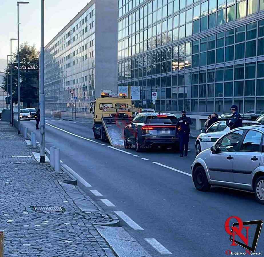 IVREA – Traffico bloccato in via Jervis: auto elettrica finisce...la “ricarica” (FOTO)