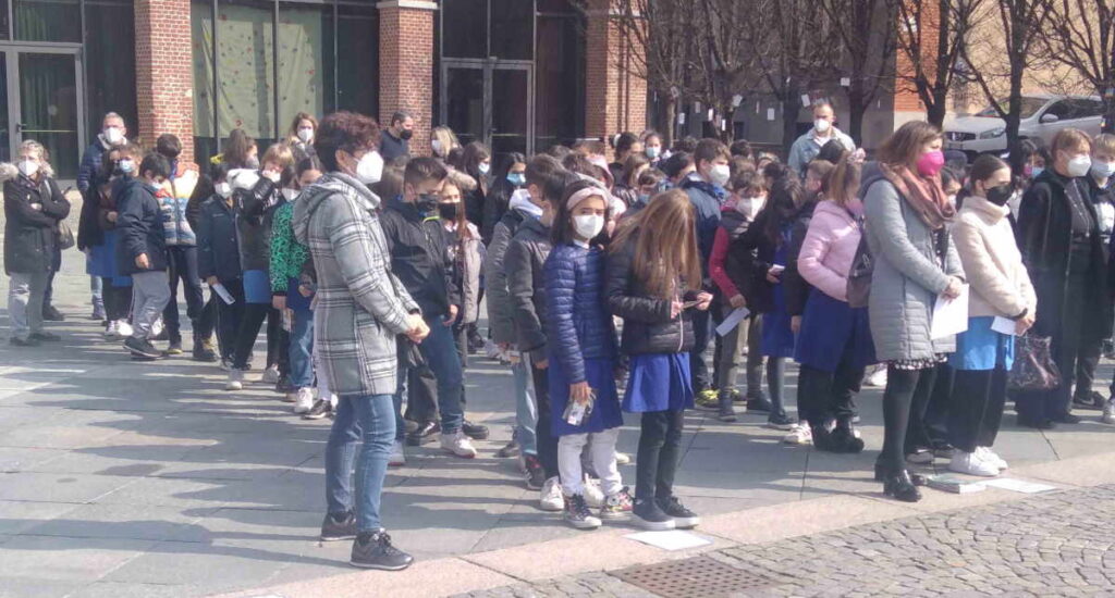 LEINI - Bambini in piazza con Libera per ricordare le vittime della mafia 1 LEINI - Bambini in piazza con Libera per ricordare le vittime della mafia