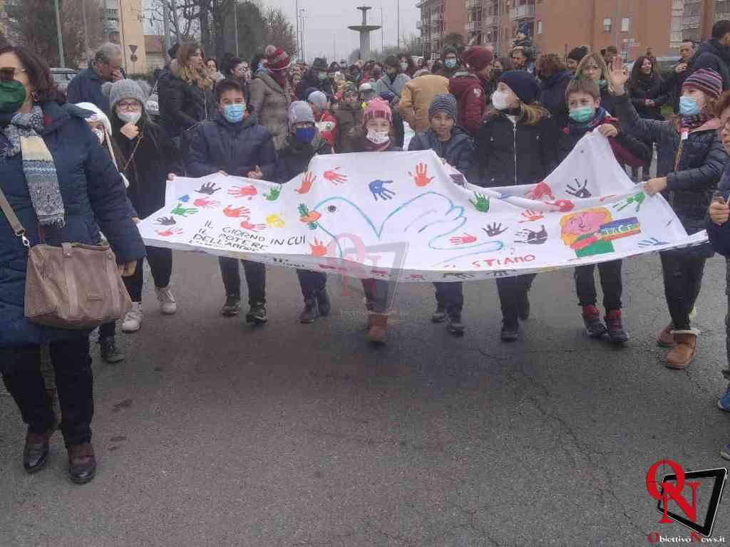 BORGARO - In centinaia a sfilare per la città per la pace (FOTO)