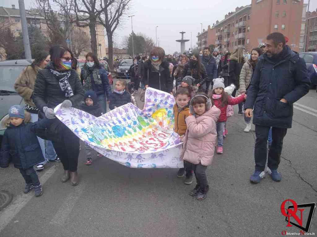 BORGARO - In centinaia a sfilare per la città per la pace (FOTO)