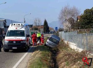 NOLE – Auto esce di strada mentre percorre via Torino, deceduto il conducente (FOTO)