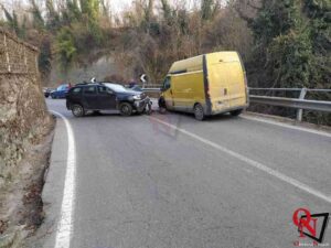 SAN MARTINO CANAVESE – Incidente sulla Sp 56; scontro tra una vettura e un furgone (FOTO)