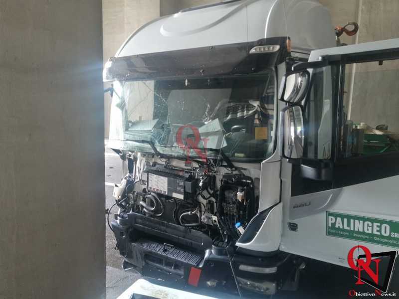 SAN GIORGIO / SCARMAGNO - Incidente in galleria sull'Autostrada A5; coinvolto un camion (FOTO)