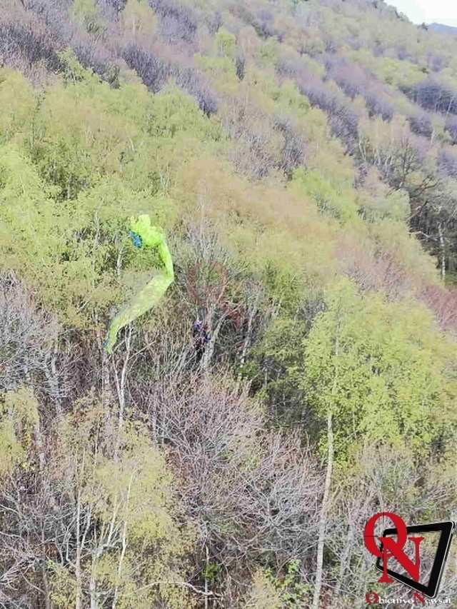 ANDRATE – Parapendista precipita e resta bloccato su un albero 1 ANDRATE – Parapendista precipita e resta bloccato su un albero