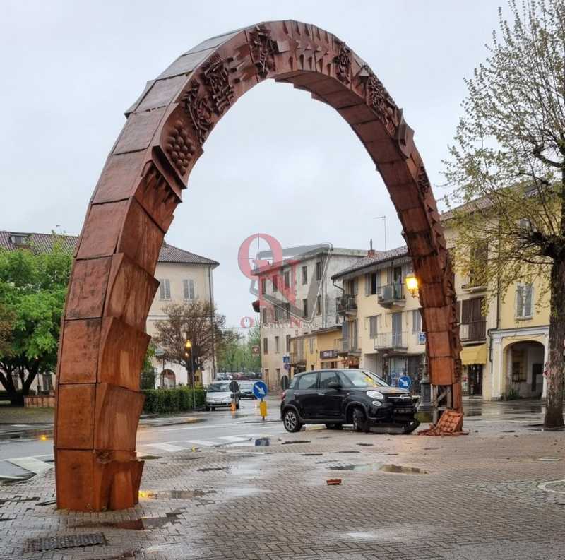 CASTELLAMONTE – Auto si schianta contro l’Arco di Pomodoro (FOTO)