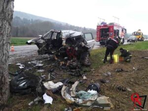 PIVERONE – Incidente mortale sulla SS228: auto si schianta contro un albero (FOTO)