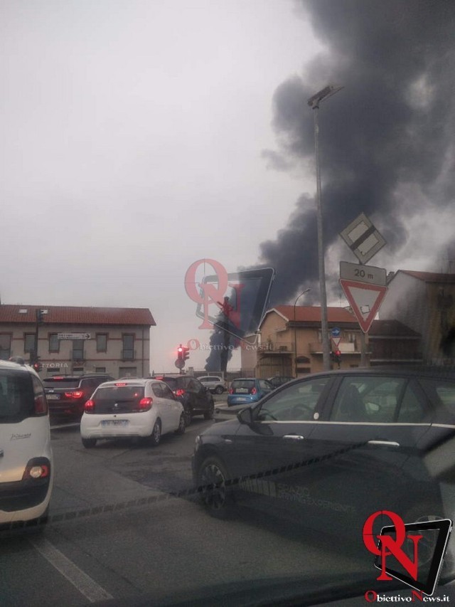 TORINO – Materiale accatastato in fiamme in via della Barberina