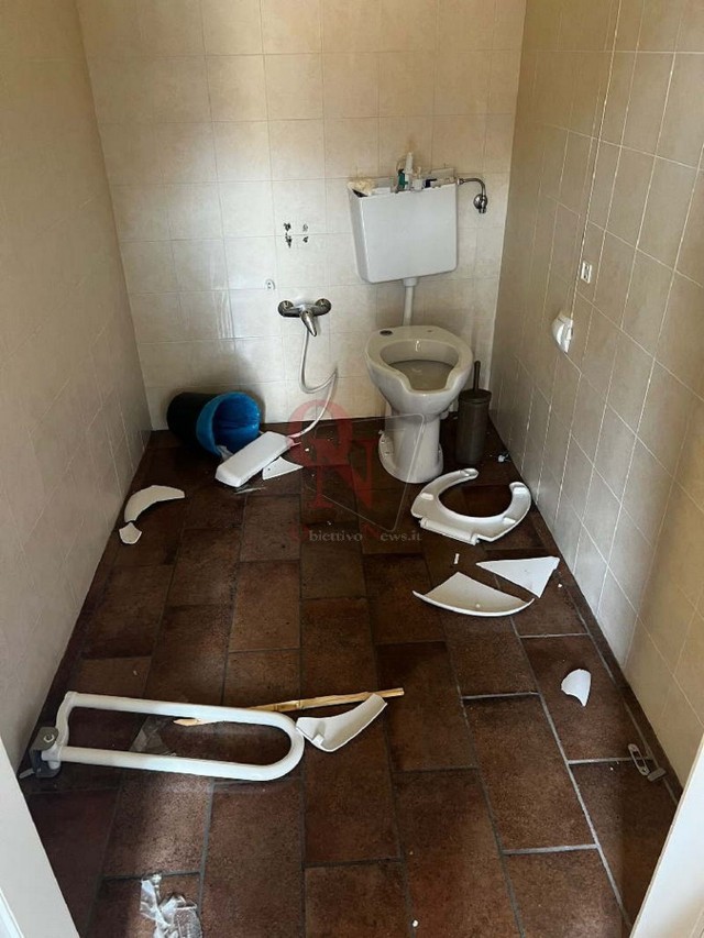 AGLIÈ – Atti vandalici: distrutti i bagni nuovi di piazza Castello (FOTO)