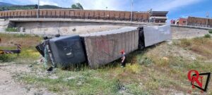 AOSTA – Tir impatta un mezzo e poi precipita nel cantiere dell’ospedale (FOTO)