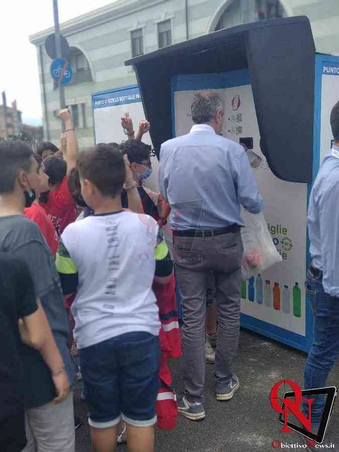 BORGARO - Inaugurata in piazzale Grande Torino la "macchina mangia plastica"
