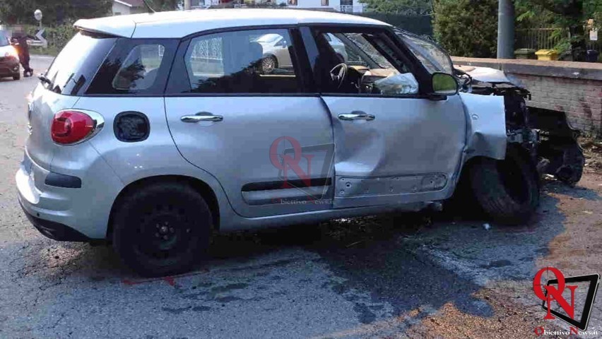 CASTELLAMONTE - Auto si schianta contro ad un muretto in strada Cuorgnè (FOTO E VIDEO)