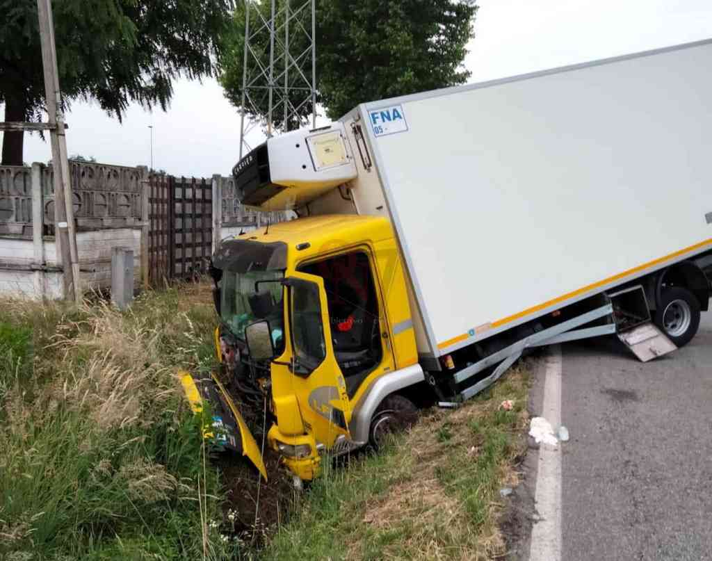 LEINI – Camion esce di strada sulla Sp10, nessun ferito (FOTO)