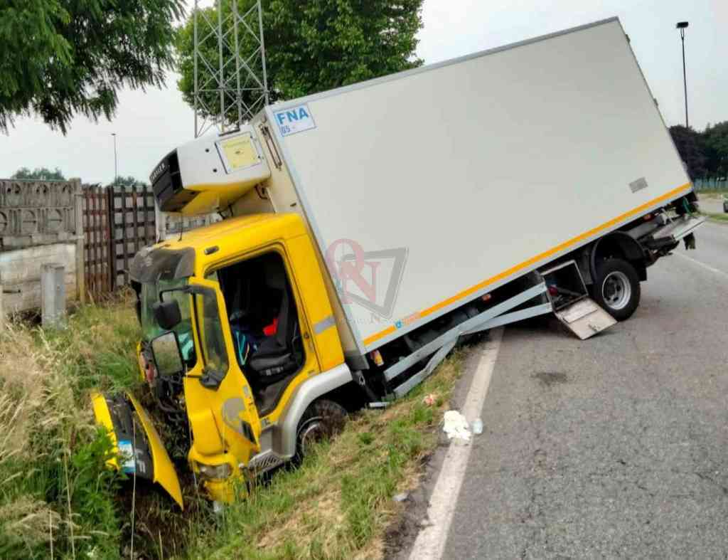 LEINI – Camion esce di strada sulla Sp10, nessun ferito (FOTO)