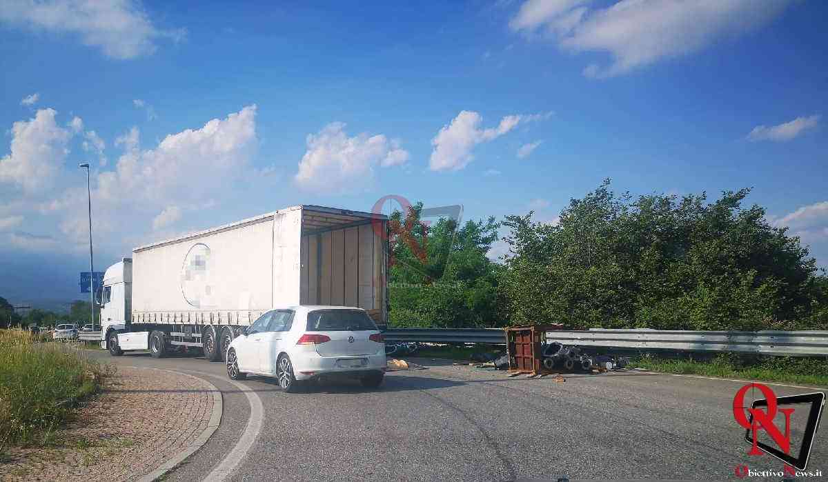 SALASSA – Camion perde il carico sulla 460, alla rotatoria (FOTO)