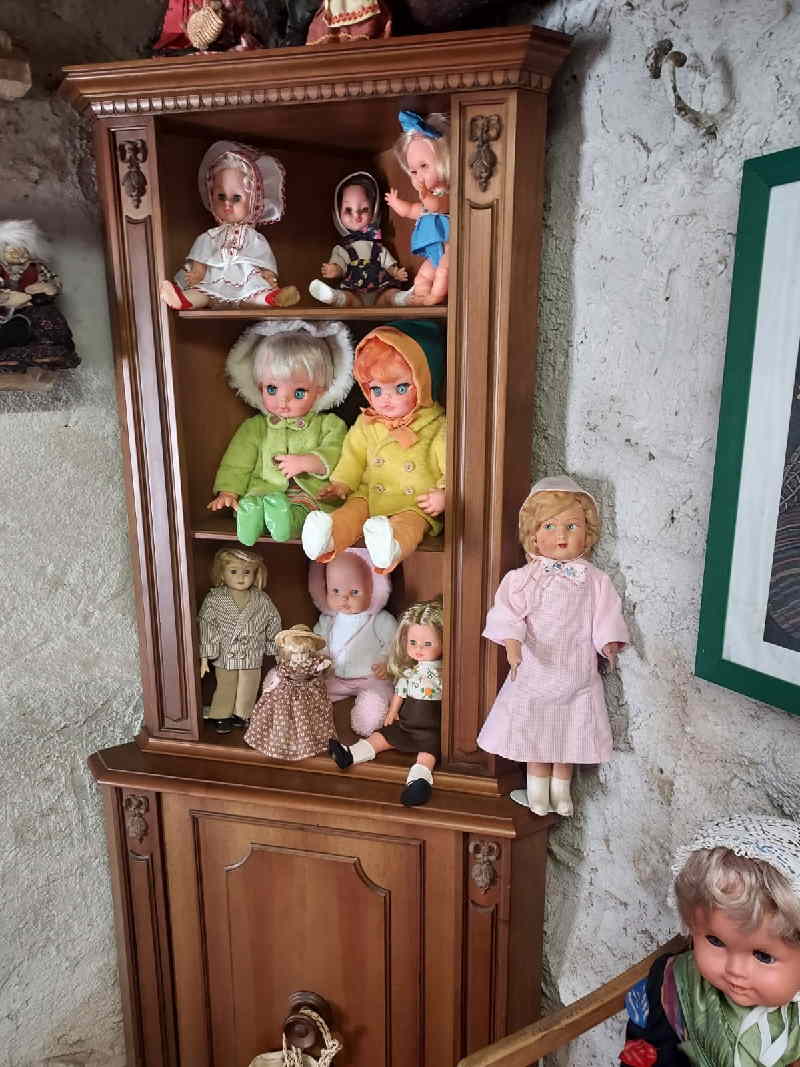TRAUSELLA – Inaugurata la mostra “Le Bambole di Rosanna” (FOTO)