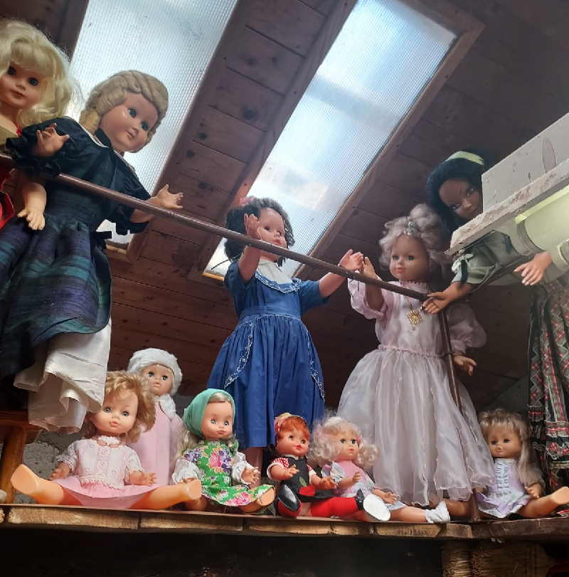 TRAUSELLA – Inaugurata la mostra “Le Bambole di Rosanna” (FOTO)
