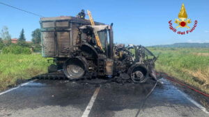 VERCELLI –  Trattore con rimorchio in fiamme tra Fontanetto Po e Crescentino