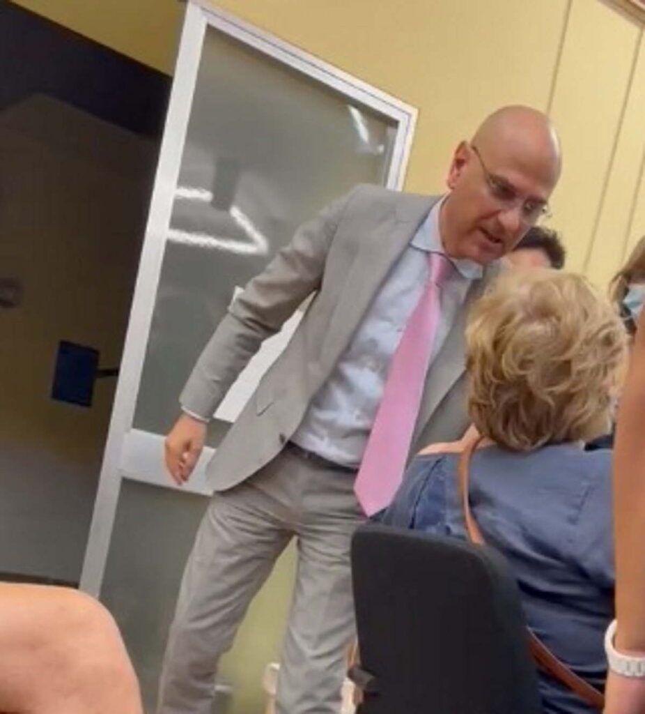 LEINI - In Consiglio il sindaco attacca (verbalmente) il pubblico, poi si scusa 2 LEINI - In Consiglio il sindaco attacca (verbalmente) il pubblico, poi si scusa