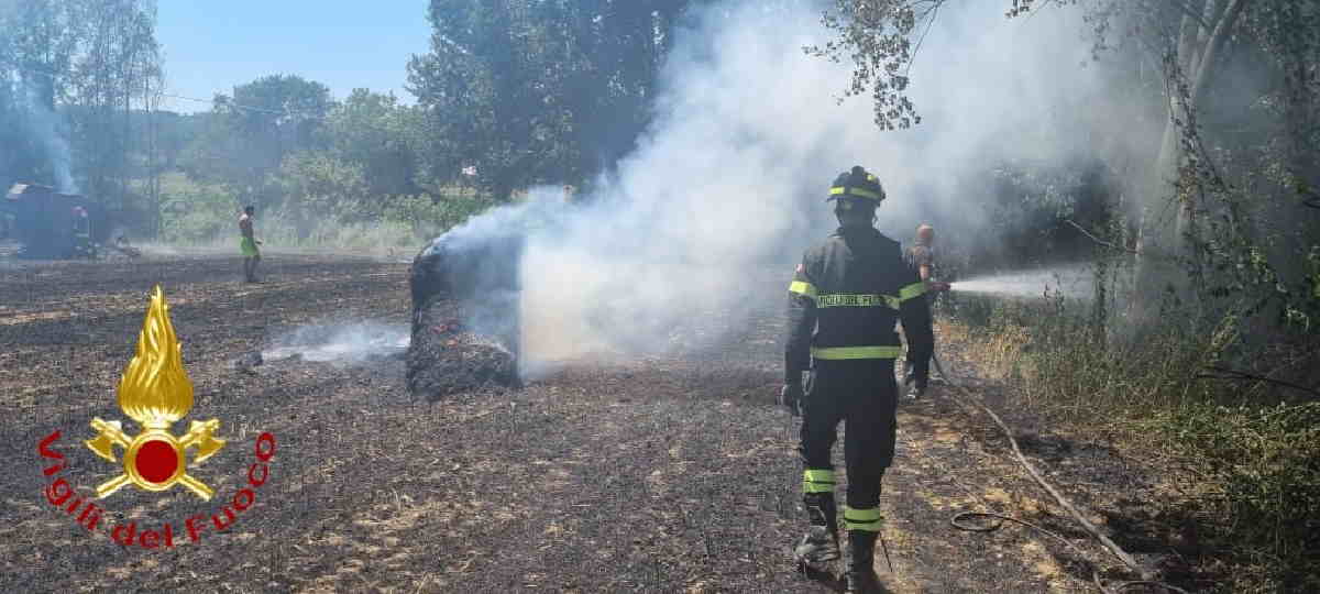 ASTI – Incendio sterpaglie e mezzo agricolo in località Cortadone (FOTO)
