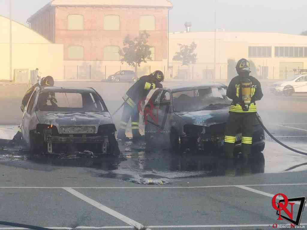 CASTELLAMONTE – Due auto in fiamme in piazza Generale Romano (FOTO E VIDEO)