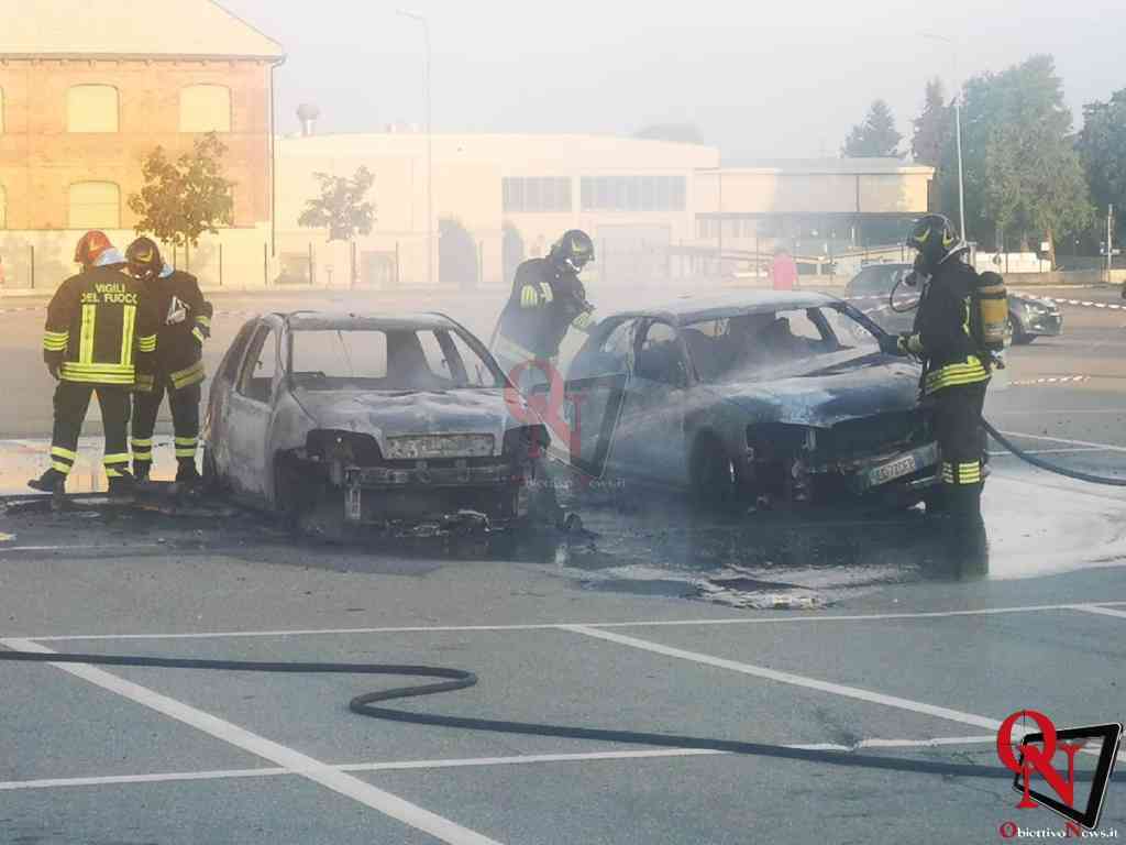 CASTELLAMONTE – Due auto in fiamme in piazza Generale Romano (FOTO E VIDEO)