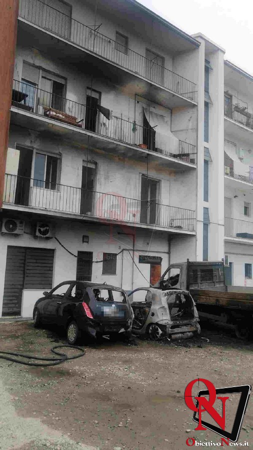 IVREA – Due auto e un furgone in fiamme in via Torino (FOTO)
