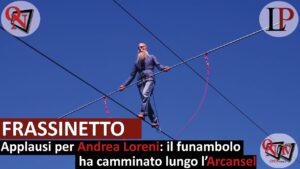 FRASSINETTO – Applausi per Andrea Loreni: il funambolo ha camminato lungo l’Arcansel (FOTO E VIDEO)