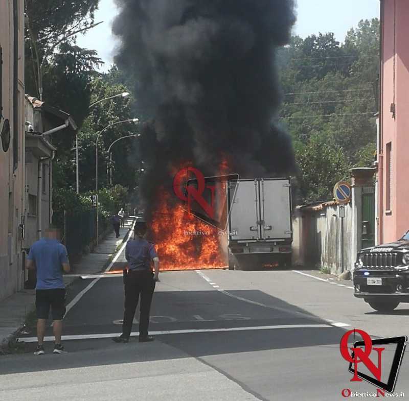 RIVARA – Furgone in fiamme in via Levone, intervento dei Vigili del Fuoco (FOTO)
