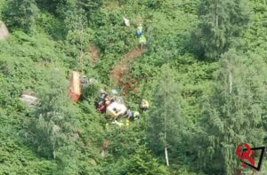 TRAVERSELLA – Gravissimo incidente: camion precipita da una scarpata