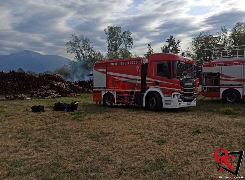 Castellamonte incendio catasta legna 1