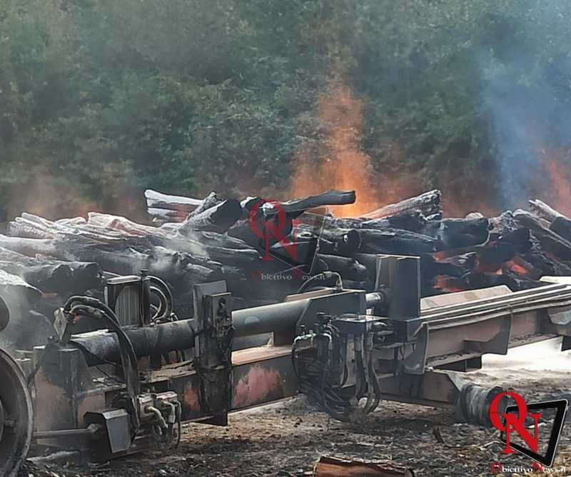 CASTELLAMONTE – Grossa catasta di legna in fiamme; sul posto diverse squadre dei Vigili del Fuoco (FOTO)