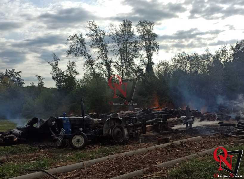 CASTELLAMONTE – Grossa catasta di legna in fiamme; sul posto diverse squadre dei Vigili del Fuoco (FOTO)