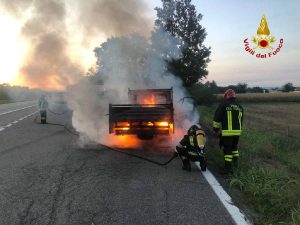 ALICE CASTELLO (VC) – Furgone in fiamme sull’autostrada Ivrea – Santhià (FOTO)
