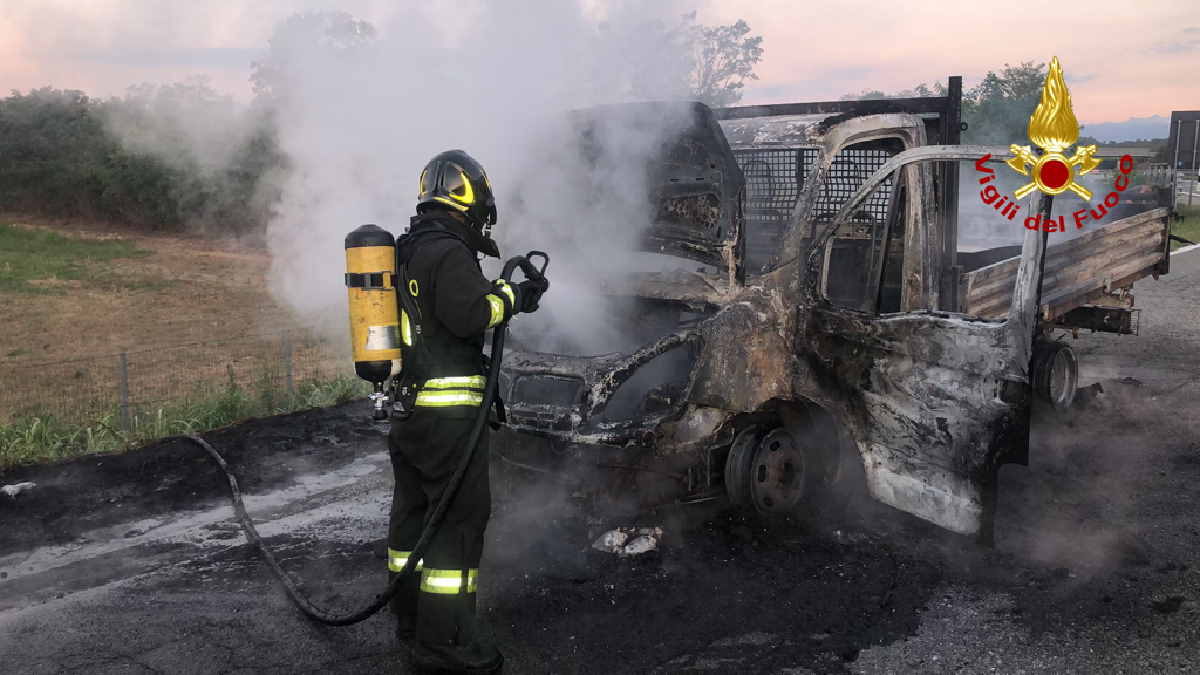 ALICE CASTELLO (VC) – Furgone in fiamme sull’autostrada Ivrea – Santhià (FOTO)