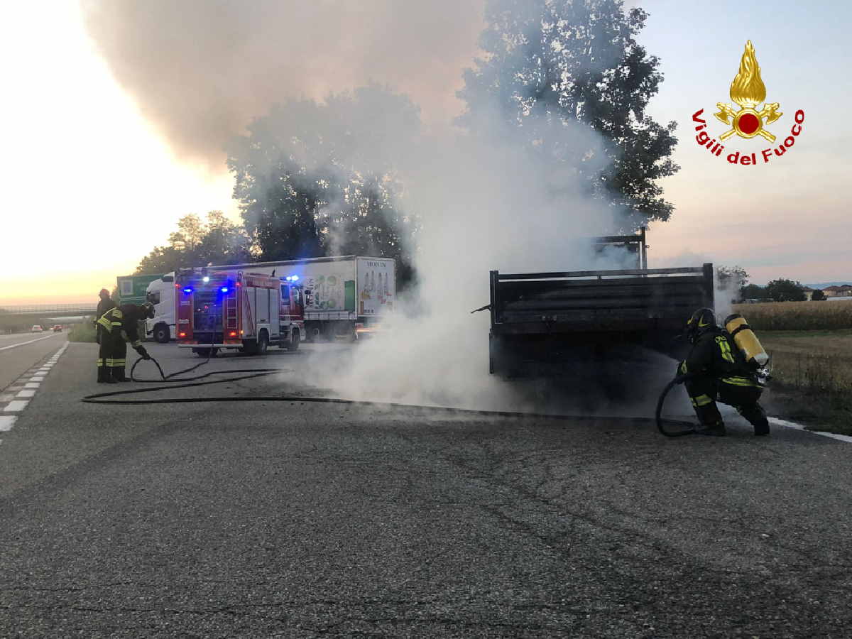 ALICE CASTELLO (VC) – Furgone in fiamme sull’autostrada Ivrea – Santhià (FOTO)