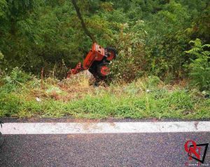 MAZZÈ / VILLAREGGIA – Trattore esce di strada e finisce nella scarpata, deceduto agricoltore (FOTO)