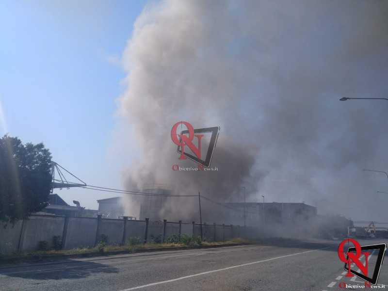 VOLPIANO – Grosso incendio nell’area esterna di un’azienda in via Brandizzo (FOTO)