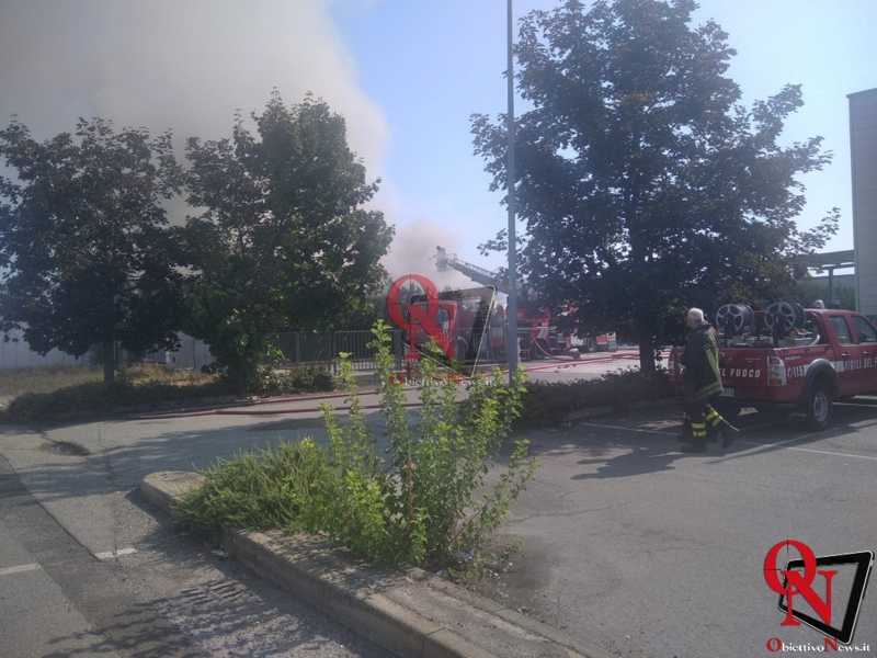 VOLPIANO – Grosso incendio nell’area esterna di un’azienda in via Brandizzo (FOTO)