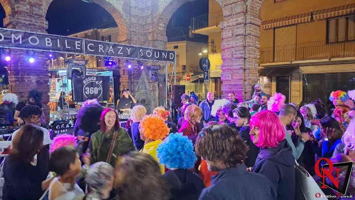 SAN BENIGNO CANAVESE - Piazza gremita per il "Parrucca Party 2.0" del rione Là Drint (FOTO)