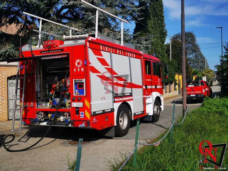 VALPERGA – Incendio furgone nel parco di una villa in via Massola (FOTO)