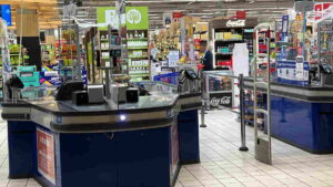 ASSAGO – Aggressione al centro commerciale: cinque persone coinvolte; deceduto un dipendente