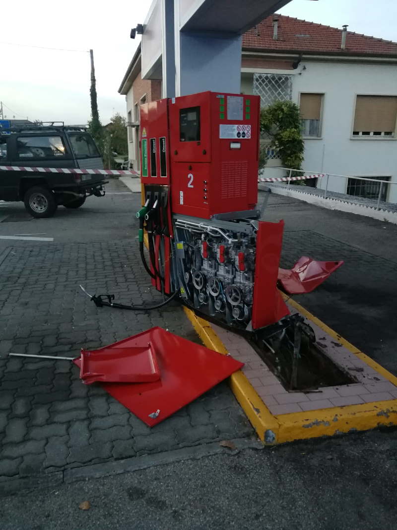 ASTI – Suv si schianta contro le colonnine di carburante in frazione Sessant (FOTO)