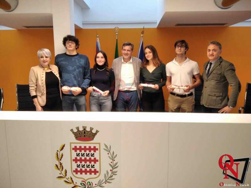 BORGARO - Premiati gli studenti che si sono diplomati con il massimo dei voti