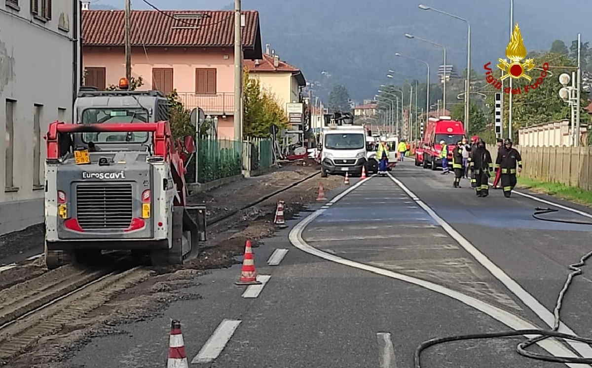 LANZO – Condotta del gas tranciata in via Torino; per sicurezza isolata l'area (FOTO)