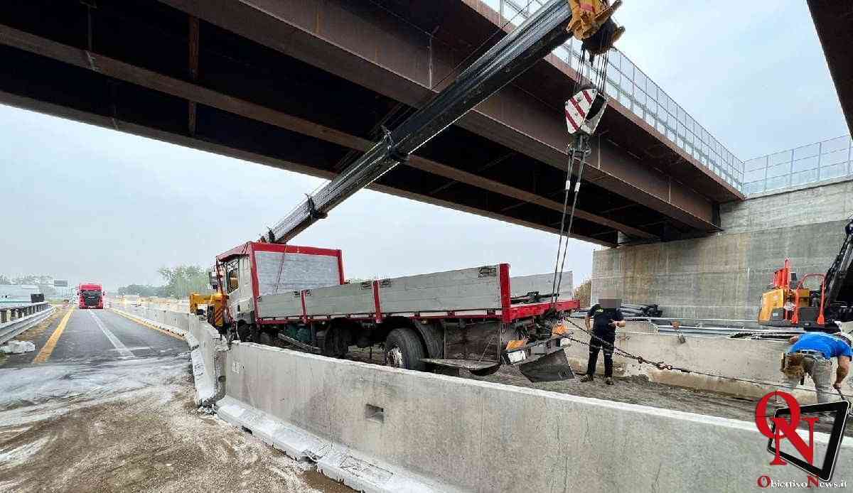 PAVONE CANAVESE – Incidente in autostrada A5: camion abbatte le barriere di un cantiere (FOTO)