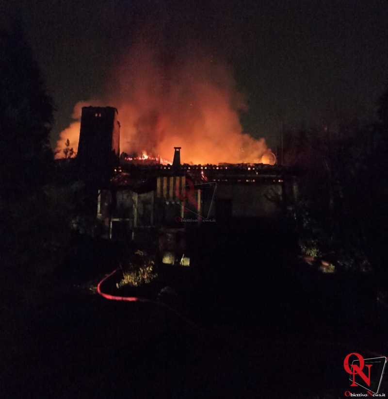 TORRE CANAVESE - Sp41, tetto di una villa in fiamme (FOTO E VIDEO)