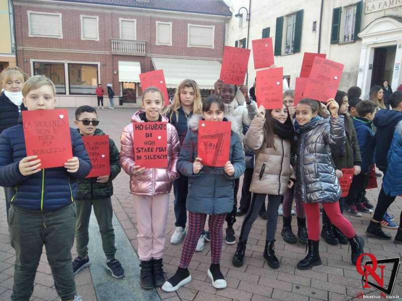 CASELLE - I ragazzi in piazza contro la violenza sulle donne (FOTO)