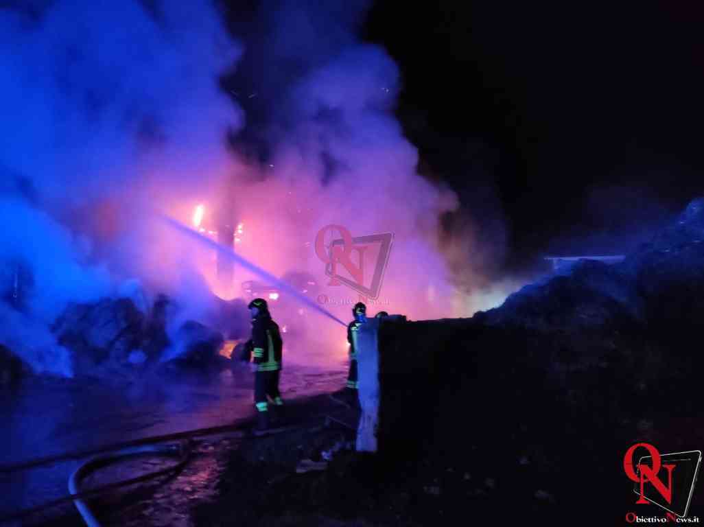 CASTELLAMONTE – Incendio fienile in frazione Sant'Antonio (FOTO)